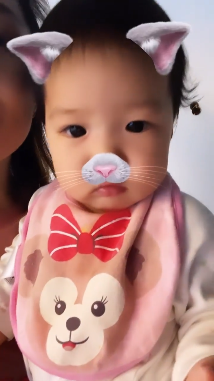 王祖蓝抱老婆人形立牌睹物思人，身高比例太绝，李亚男抱女儿卖萌