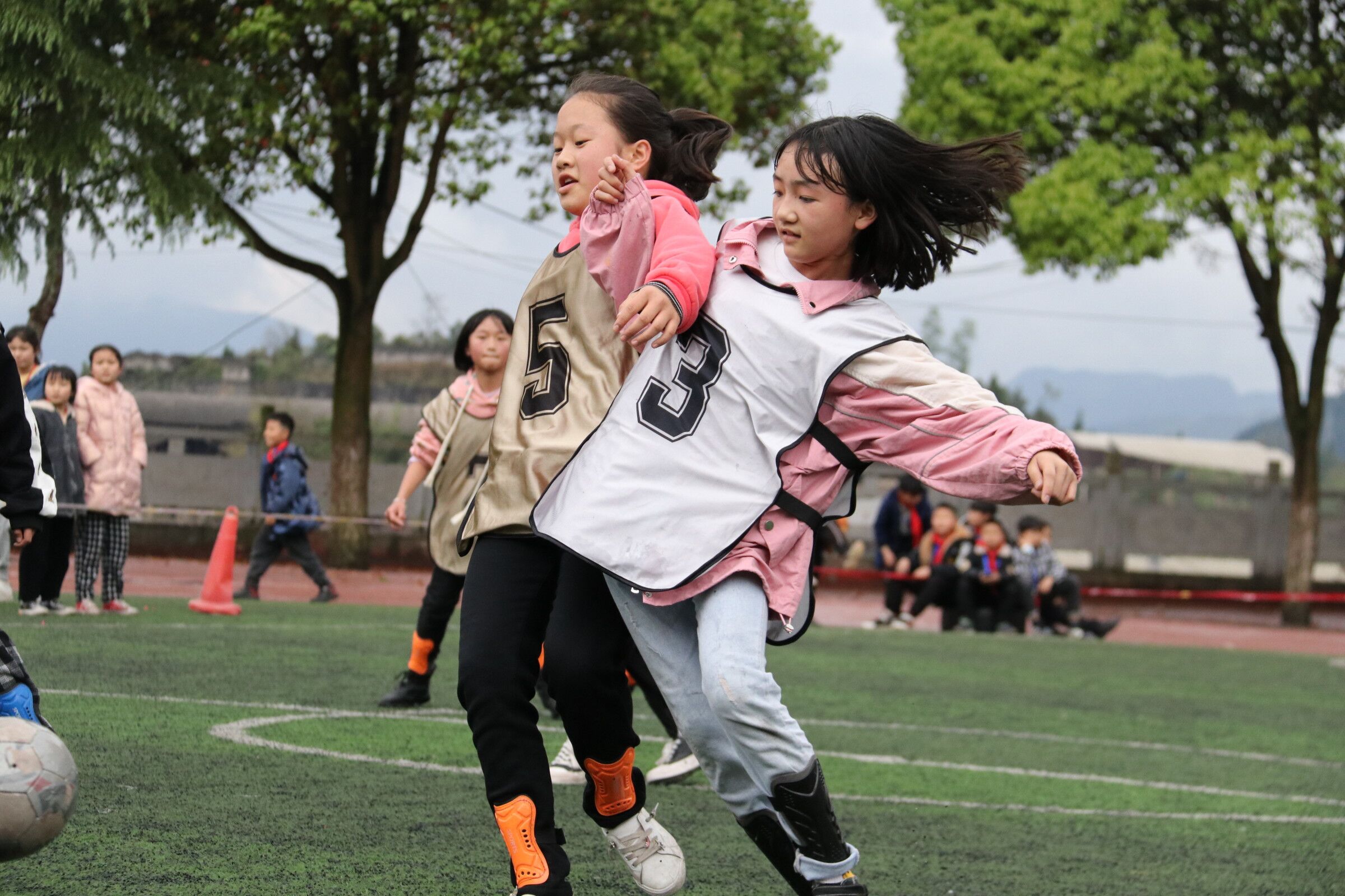 保靖县毛沟小学：建党百年 绿茵场上展风采(图1)