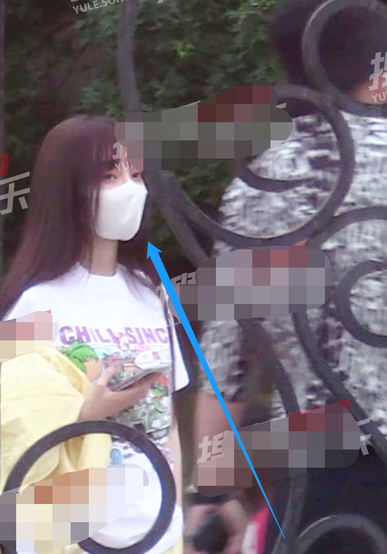 贾乃亮李小璐离婚后首同框“保持距离”：已成最熟悉的陌生人