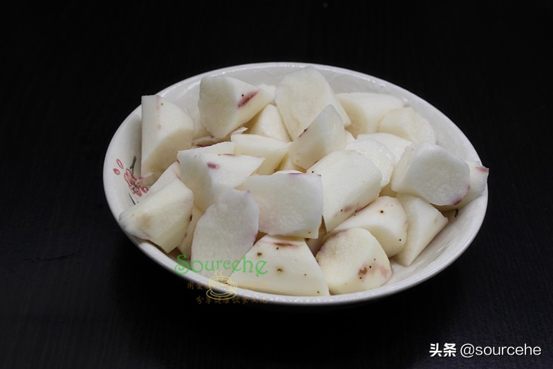 秋冬季，五花肉別紅燒，加山藥倒入砂鍋燉一燉，熱乎乎很暖胃
