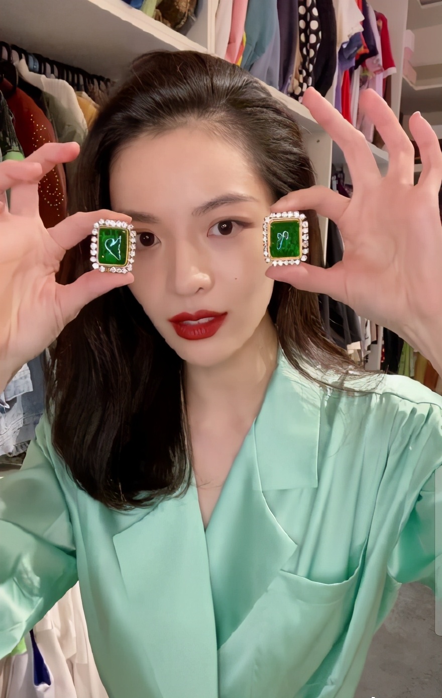 钟楚曦在线晒复古耳环收藏，秒变时髦港风女郎，高贵冷艳还有故事