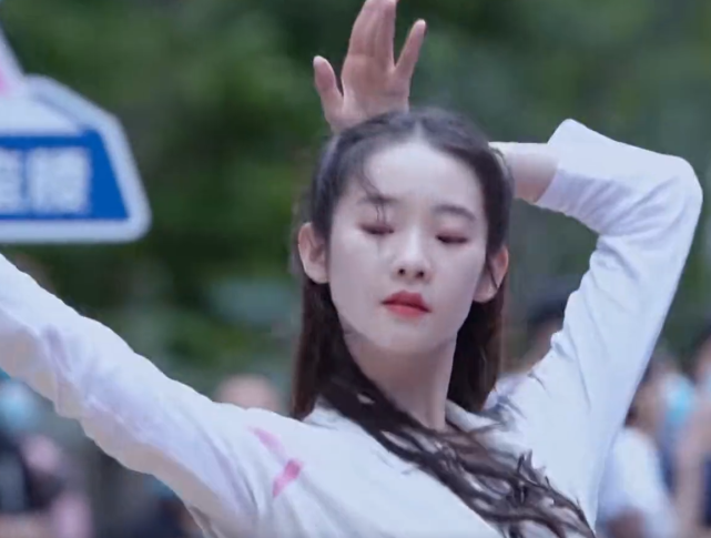 创3快闪路演，离开华美舞台，王艺瑾自带美颜，张艺凡败给路人