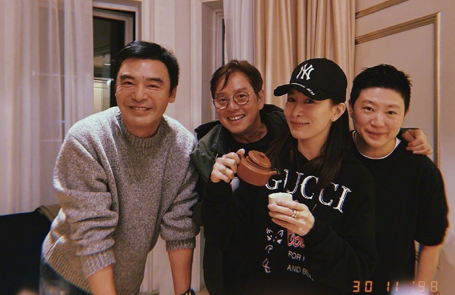 陳小春夫婦好友聚會，鐘鎮濤譚詠麟同框，佘詩曼素顏出鏡讓人意外