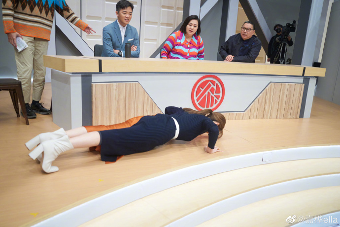 Ella搞怪給媽媽剪頭髮，表情認真專業，這身材美貌真吸睛了