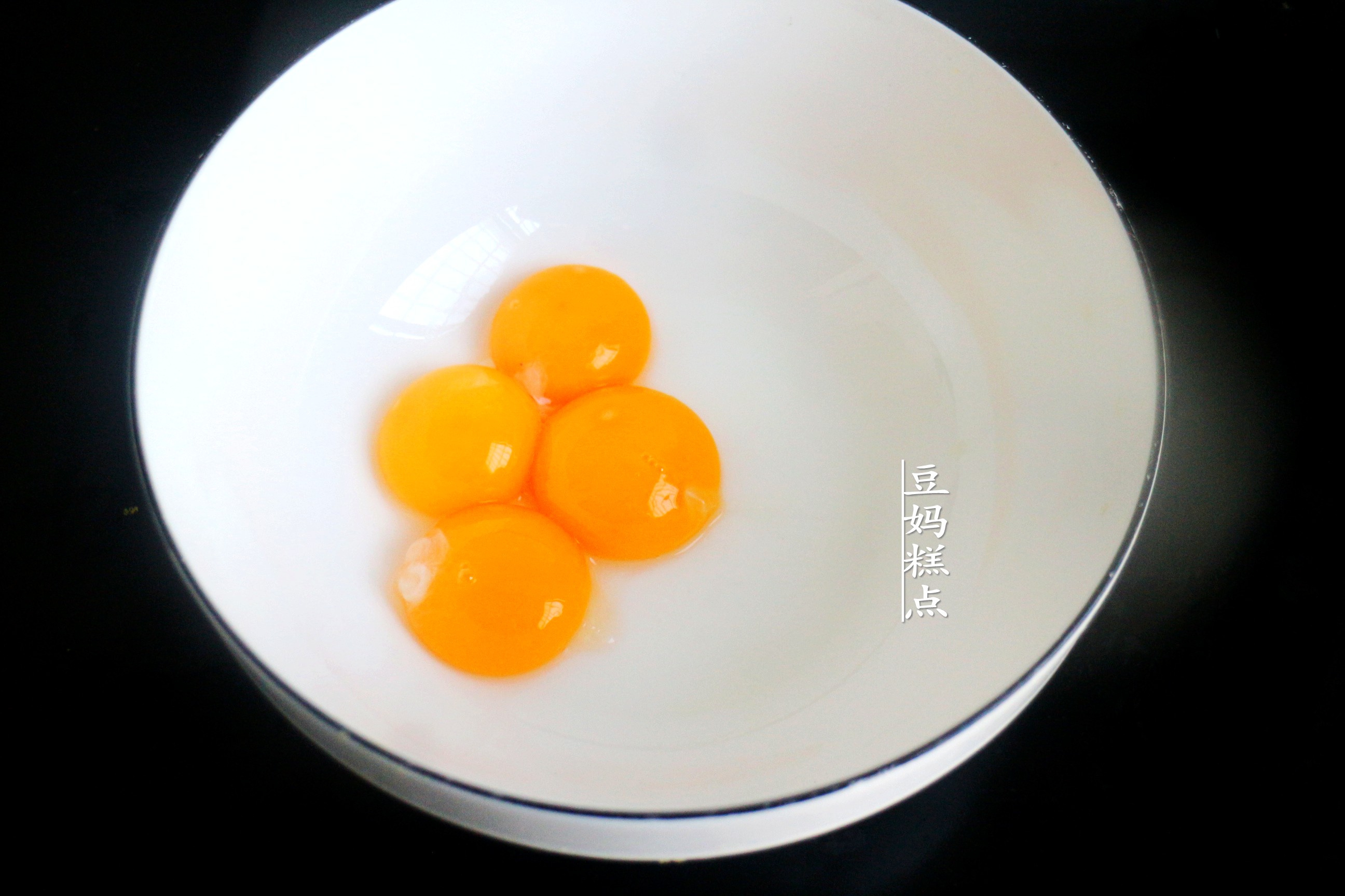 冬天，買2個橙子做蛋糕，口感柔軟清新，滿屋都是香氣