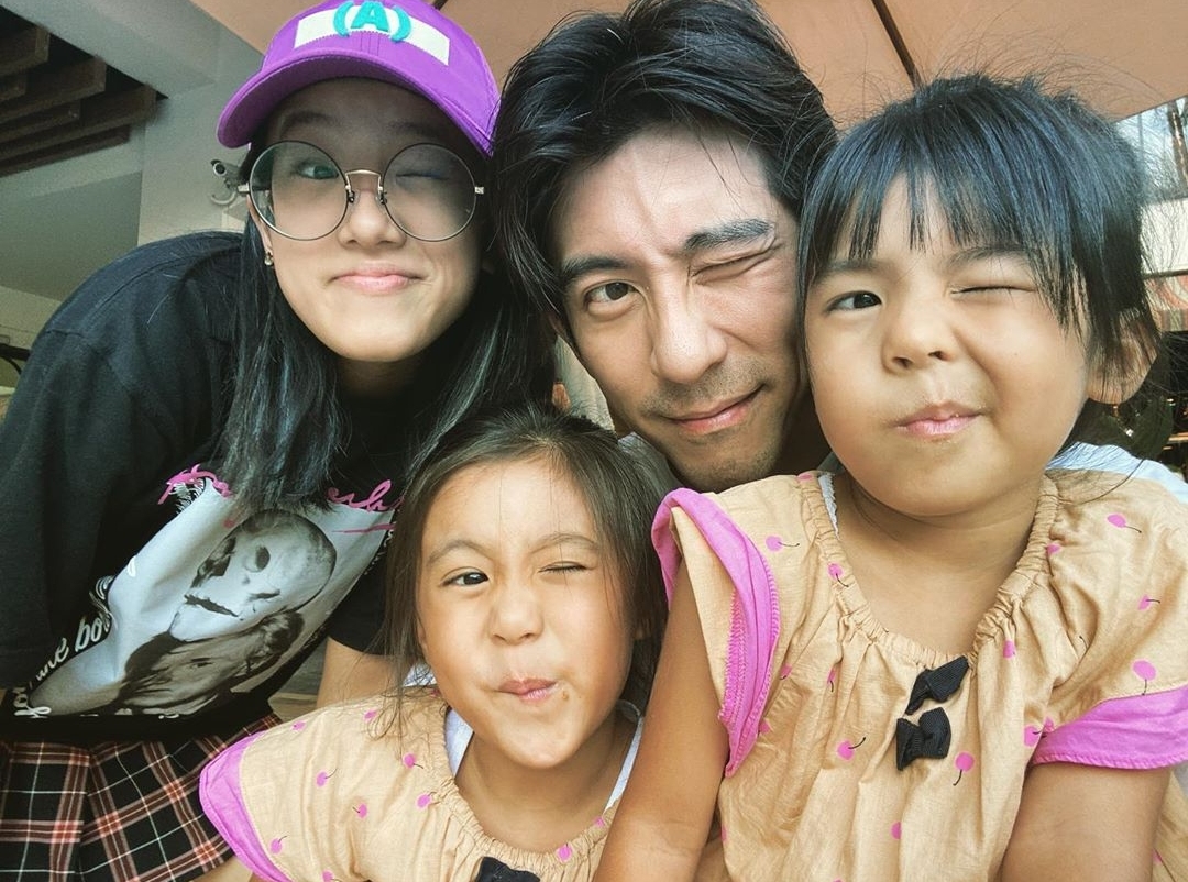 修杰楷变奶爸陪女儿荡秋千，咘咘波妞女汉子画风活泼好动