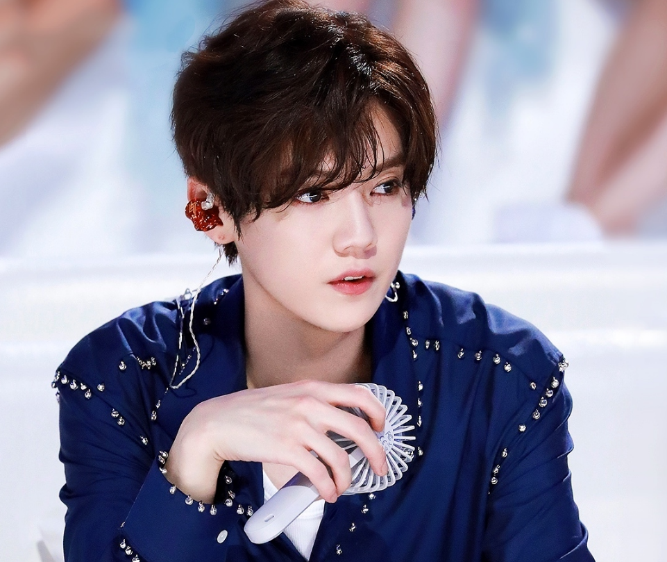 鹿晗快把衣服穿好，为宣传新专真是豁出去了，