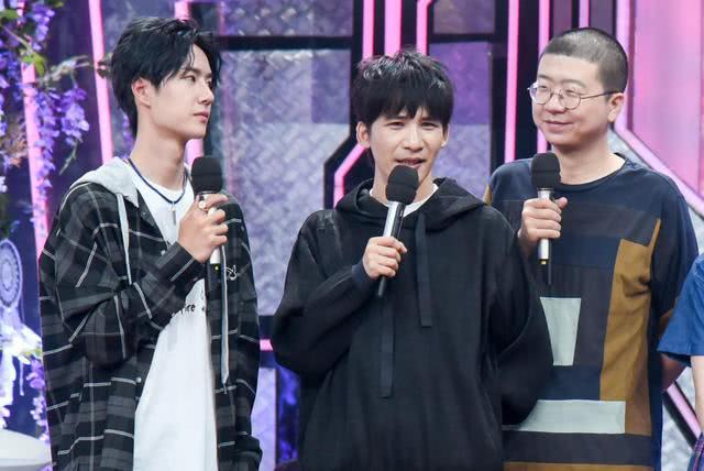 迪丽热巴直播被求婚，汪涵反应获点赞，王一博