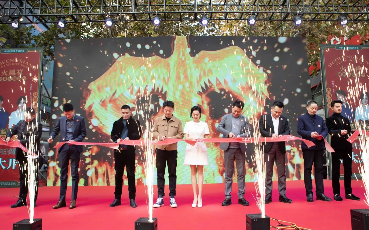 室外仅5度，47岁朱茵现露天舞台，一身短裙惹网