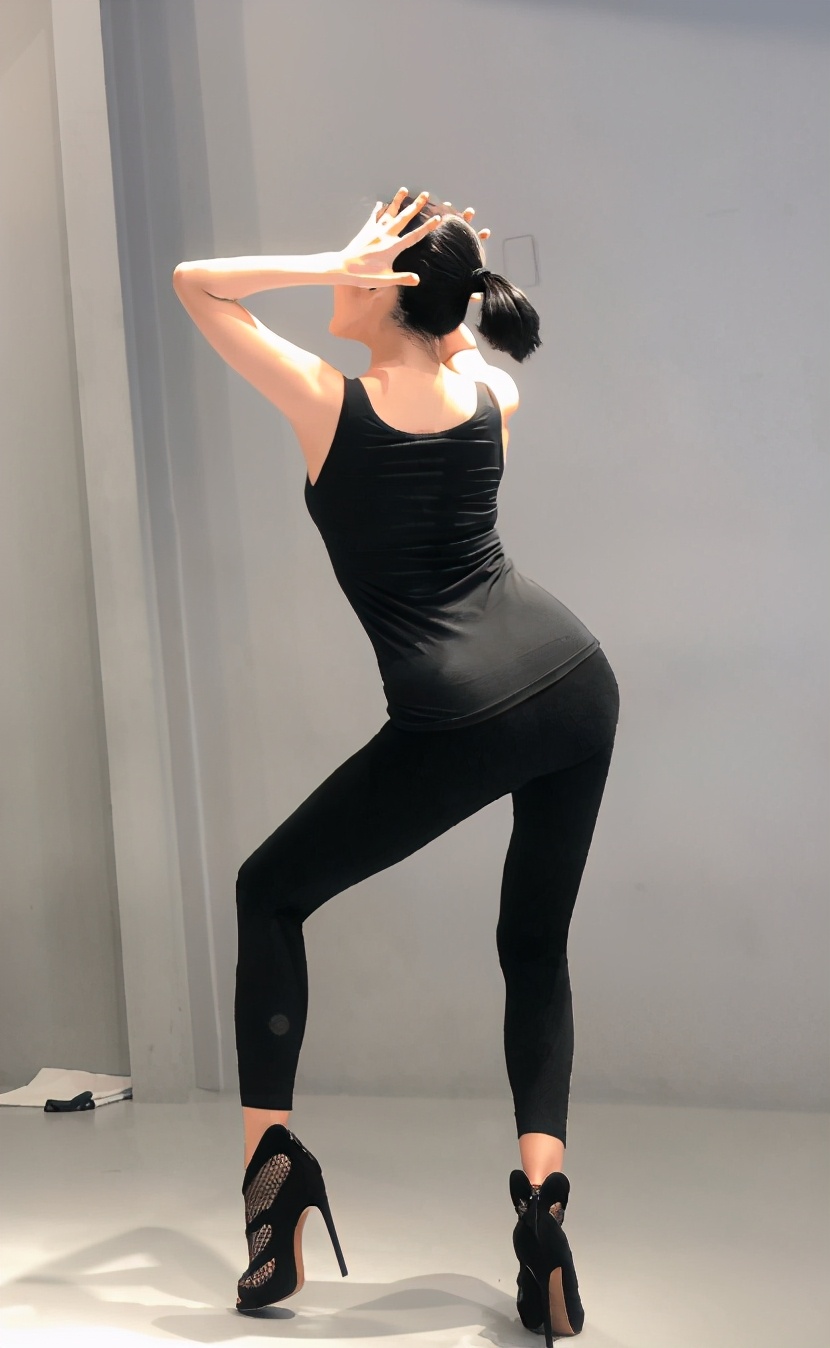 被体重吓到！小S晒怼脸拍不敢露全身，喊话要开始戒酒运动减肥