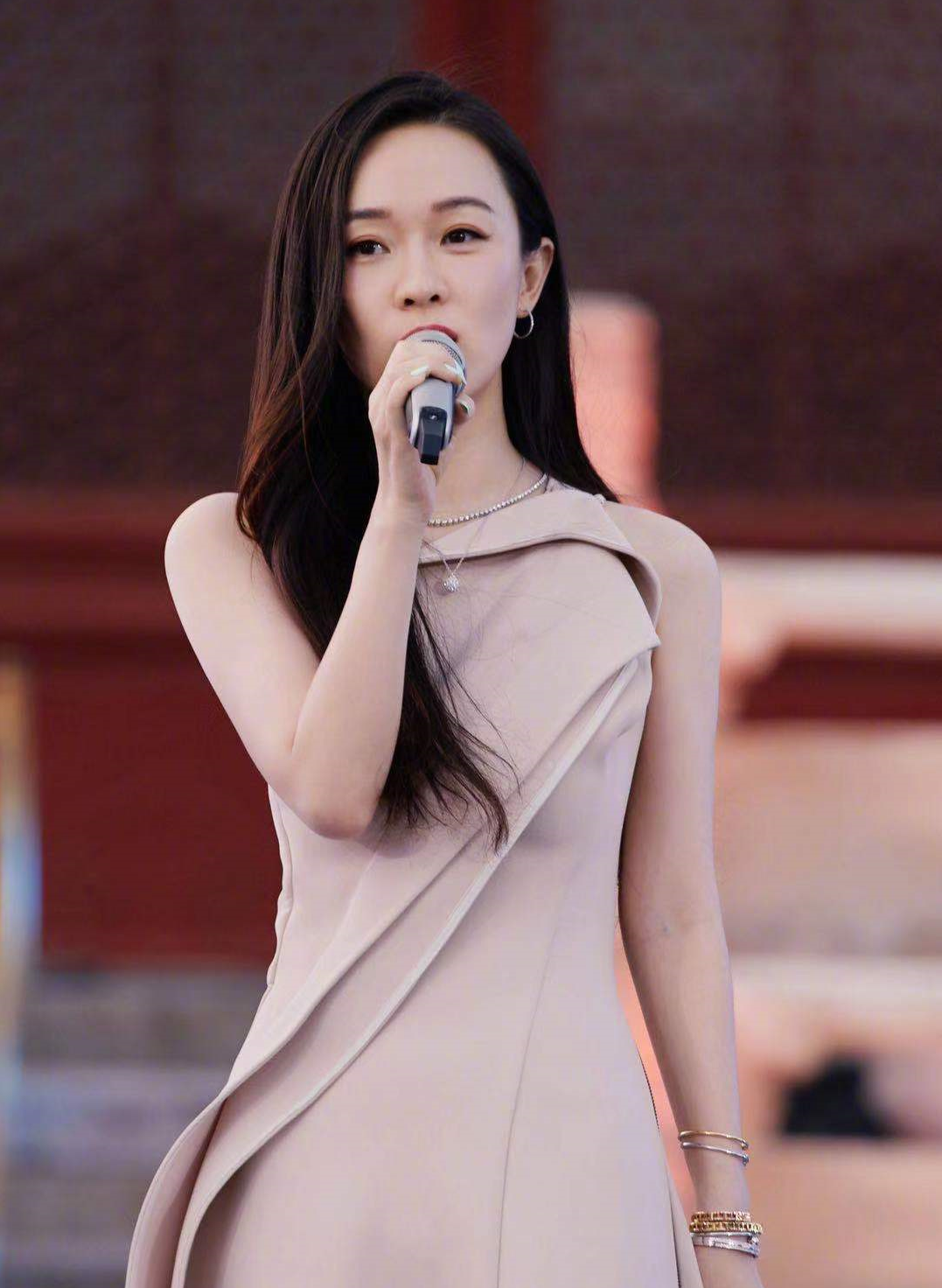 霍思燕室内抽烟被拍，40岁不修边幅姿势老练，烟