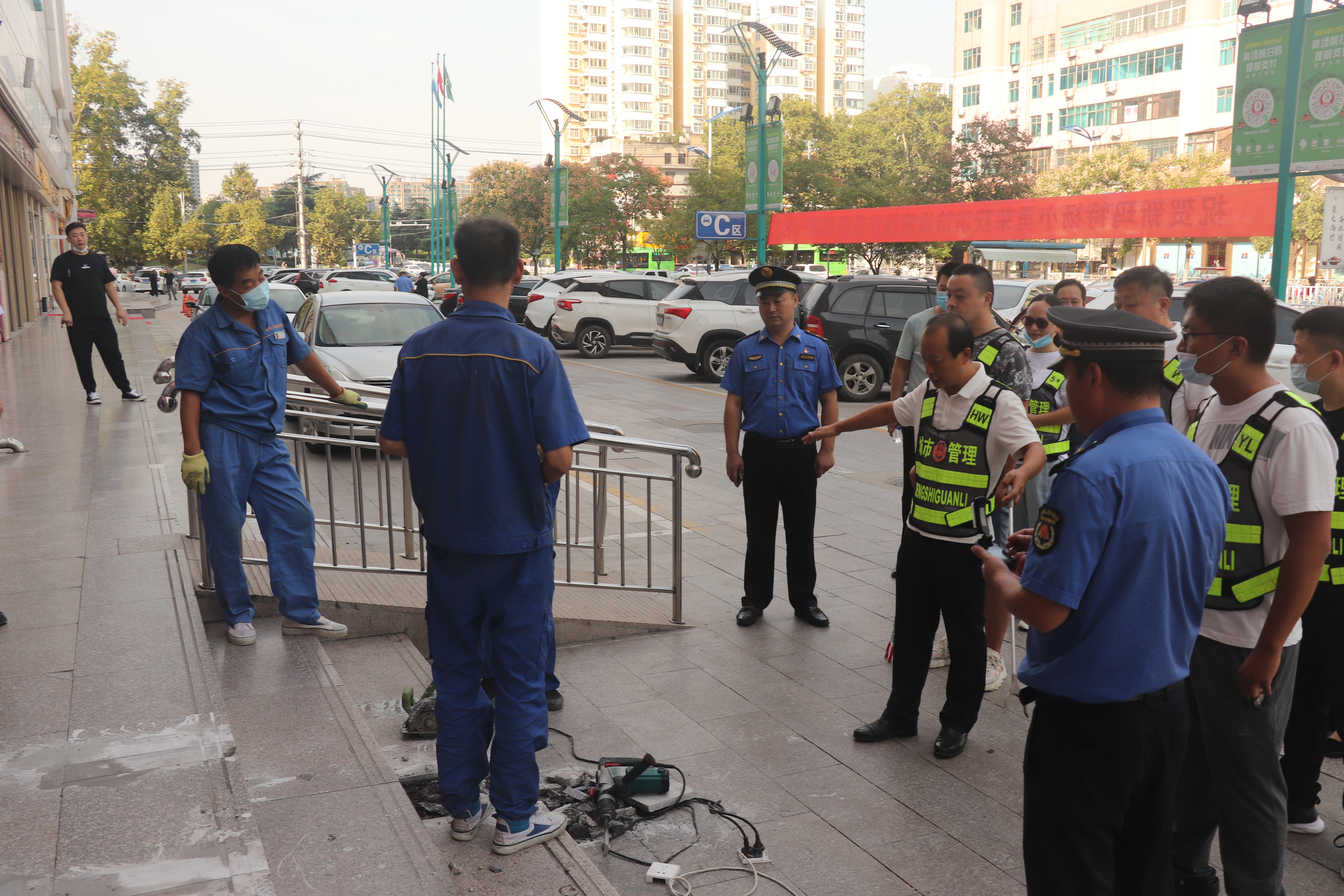 漯河城管“路长”观摩取经 局长现场“教学”整治提升