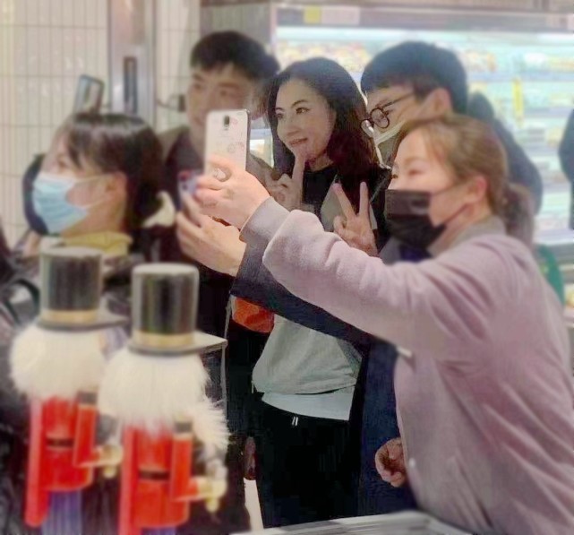 張柏芝逛超市被路人認出，穿極其寬鬆的外套都無法掩飾隆起的腹部