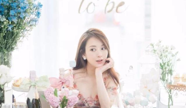 方媛晒两女儿萌照庆六一，姐姐比妹妹高半头，