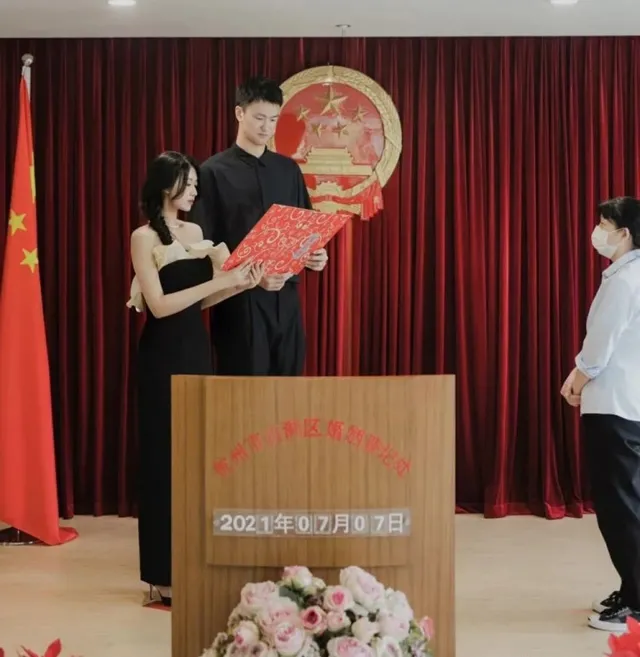 赖俊豪结婚了，妻子气质超好，不输任何超模，球迷直言“慕了”
