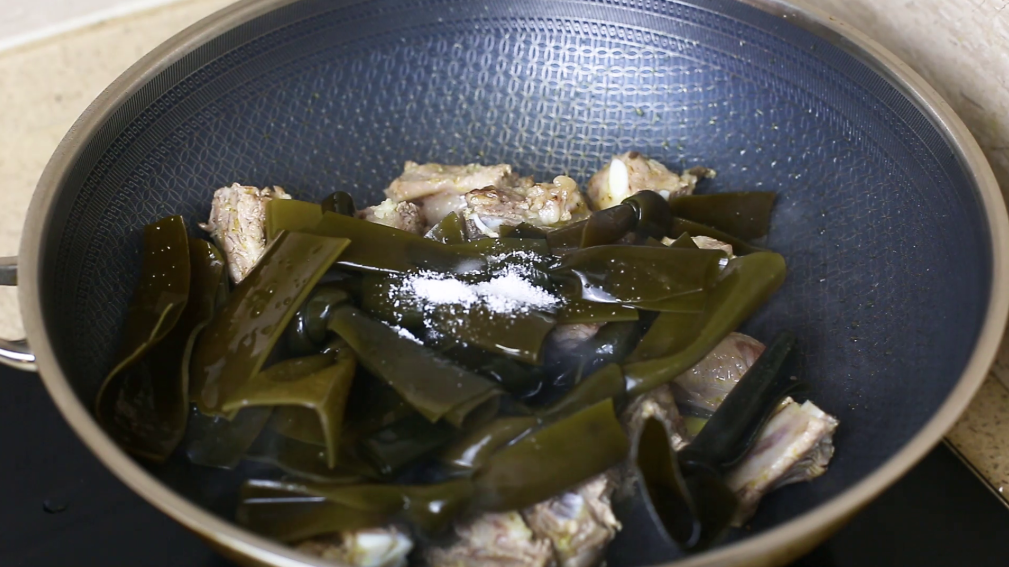 图片[6]-大厨教你如何炖海带排骨汤，掌握这个小技巧，汤浓肉又鲜-起舞食谱网