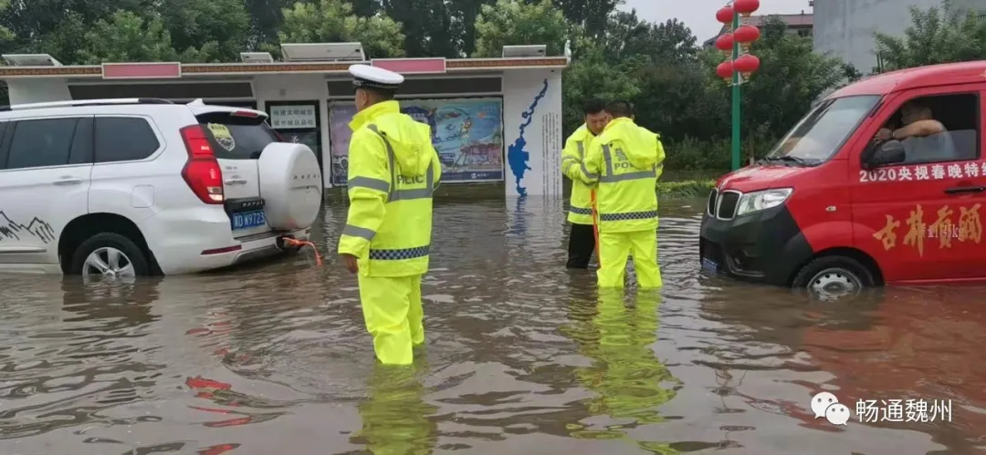 邯郸魏县：暴雨过后积水致车辆抛锚，执勤民警挽起裤腿趟水推车