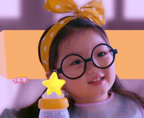 8岁阿拉蕾给妹妹做早餐，瘦了五官更精致漂亮，妹妹颜值不如姐姐