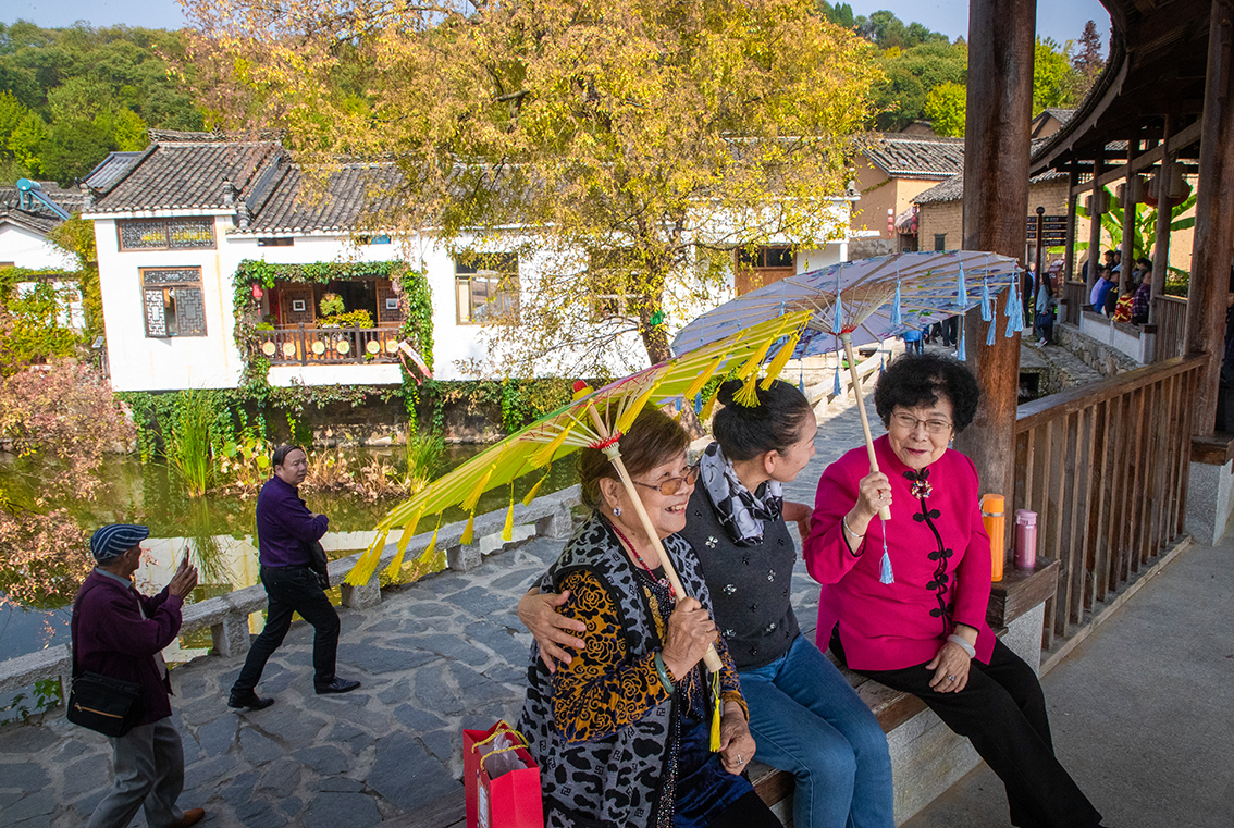 中国乡村旅游新杀出一匹“黑马”，人们都往这跑，深秋旅游真火爆