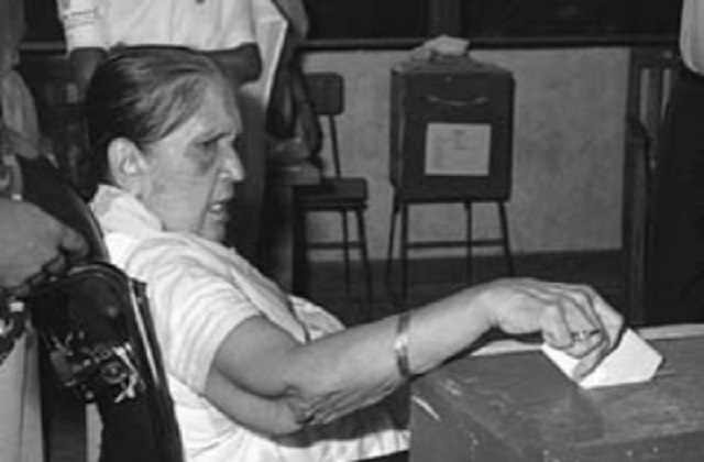 她是世界首位女总理，铁腕执政40年，访华受毛主席亲切接见