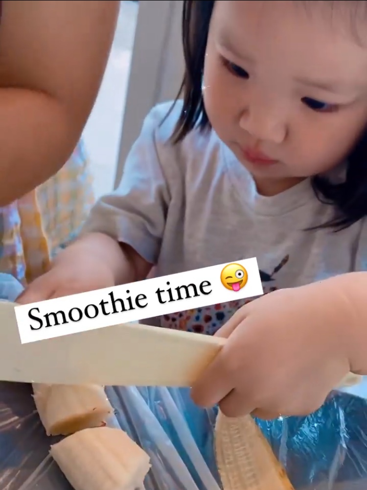 李亚男晒大女儿做饮品，天韵化身小厨娘有模有样，和妹妹太像了