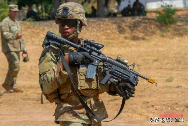 为什么中国士兵行进是单手拿枪？枪口向前，而