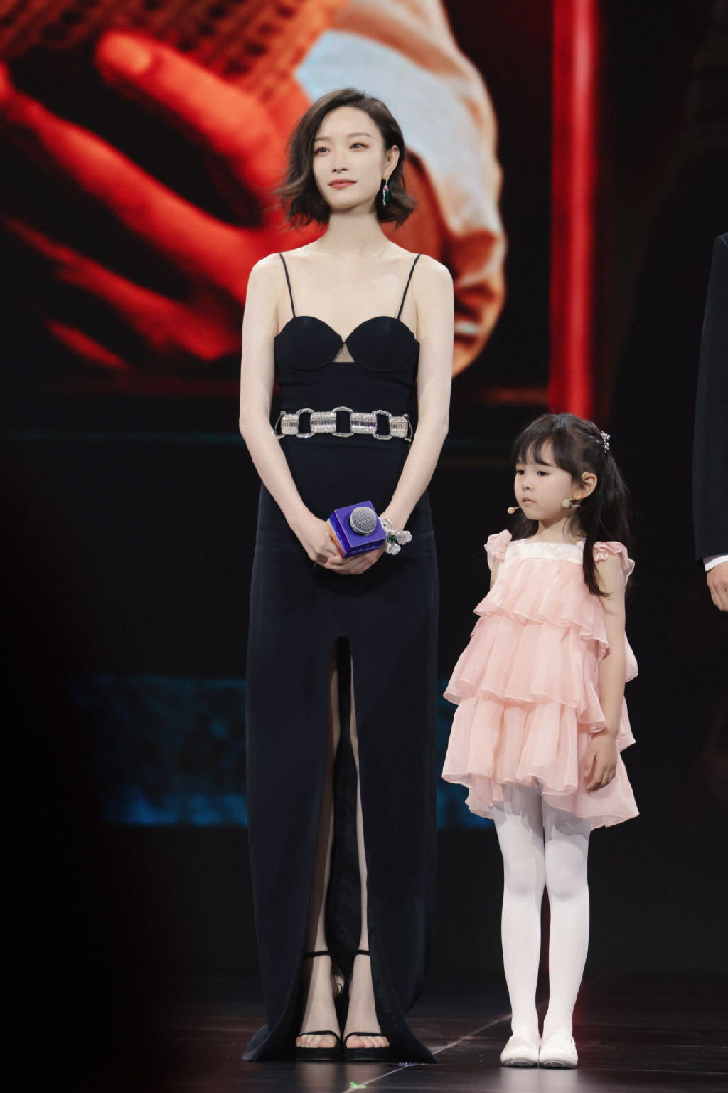 鞋跟又细又高，张天爱倪妮还是健步如飞？她们有什么穿高跟鞋技巧