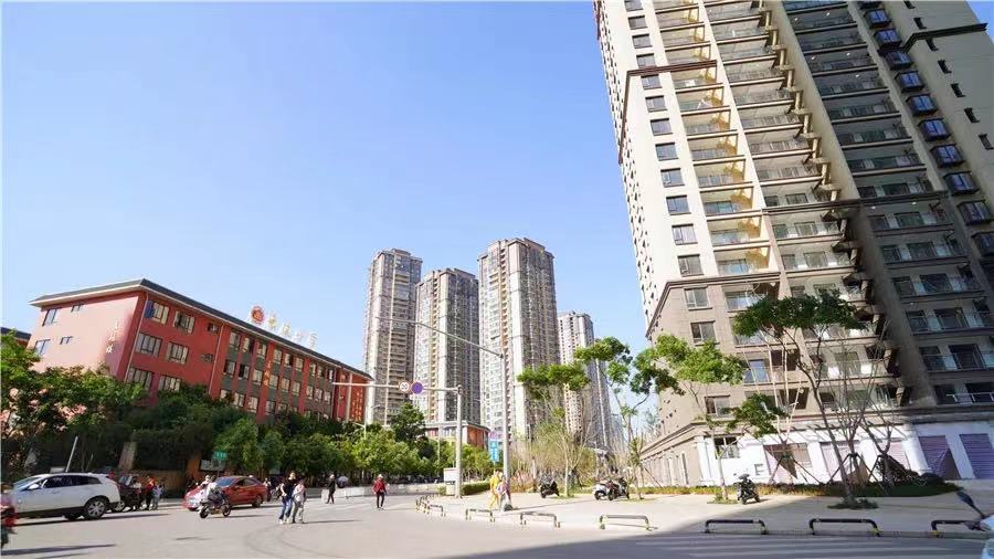 ææåååéå¤§åæ°å°åè¿è§ï¼äºæ³¢å°å­¦çå¥å­¦åé¢æ´ç´§å¼ äº