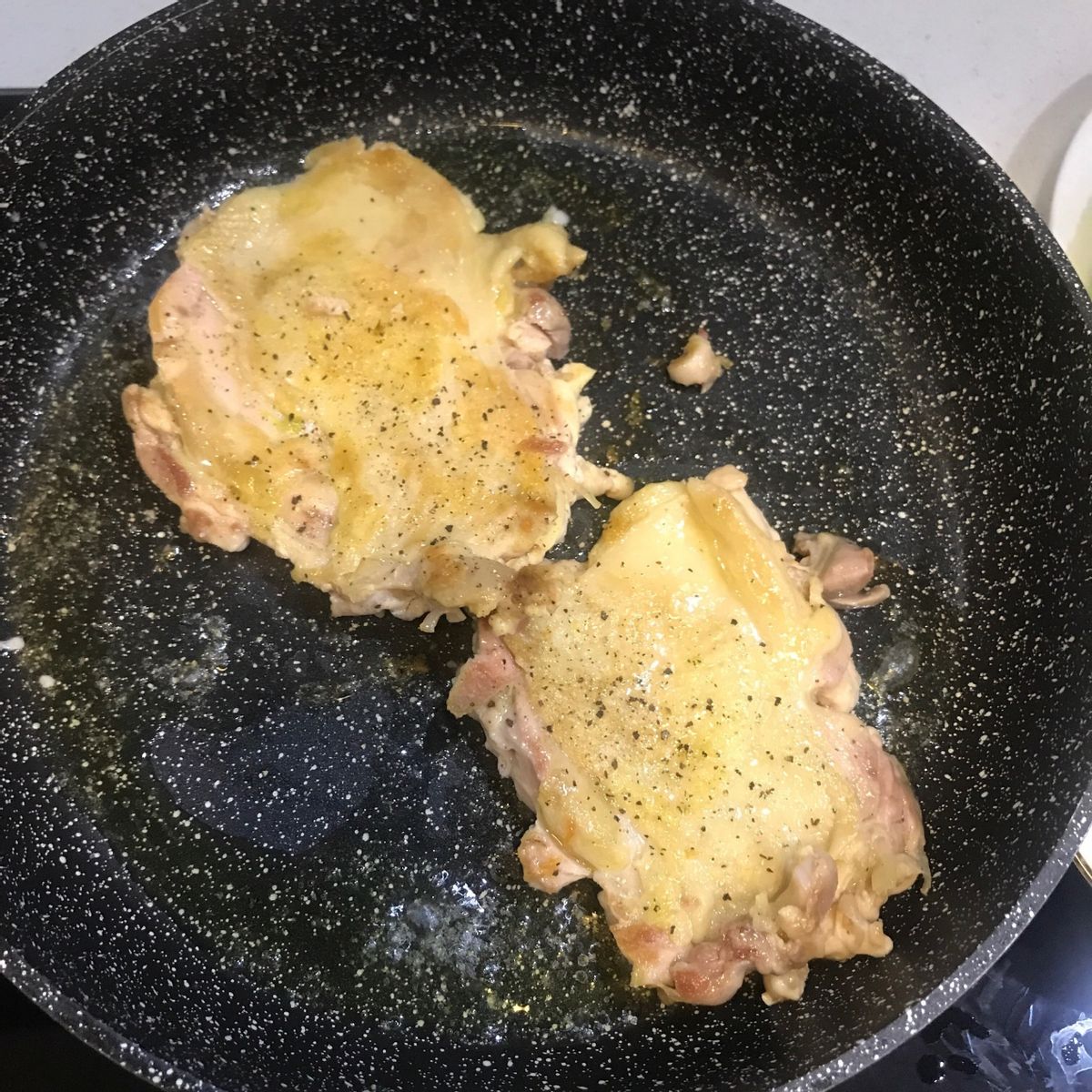 这是一道泰式菜，鸡肉搭配蔬菜，风味独特