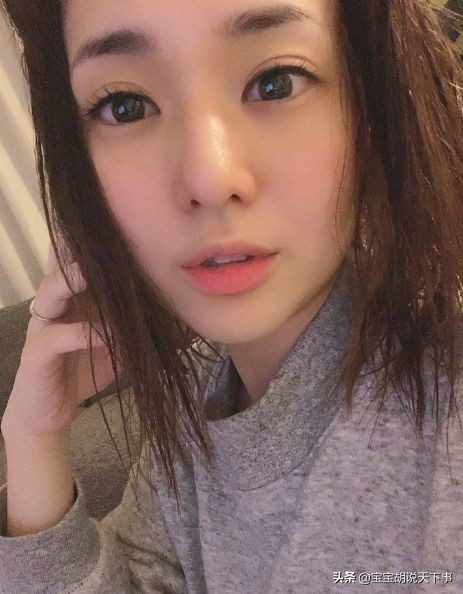 苍井空晒1岁双胞胎宝宝照片，十分呆萌还帮妈妈