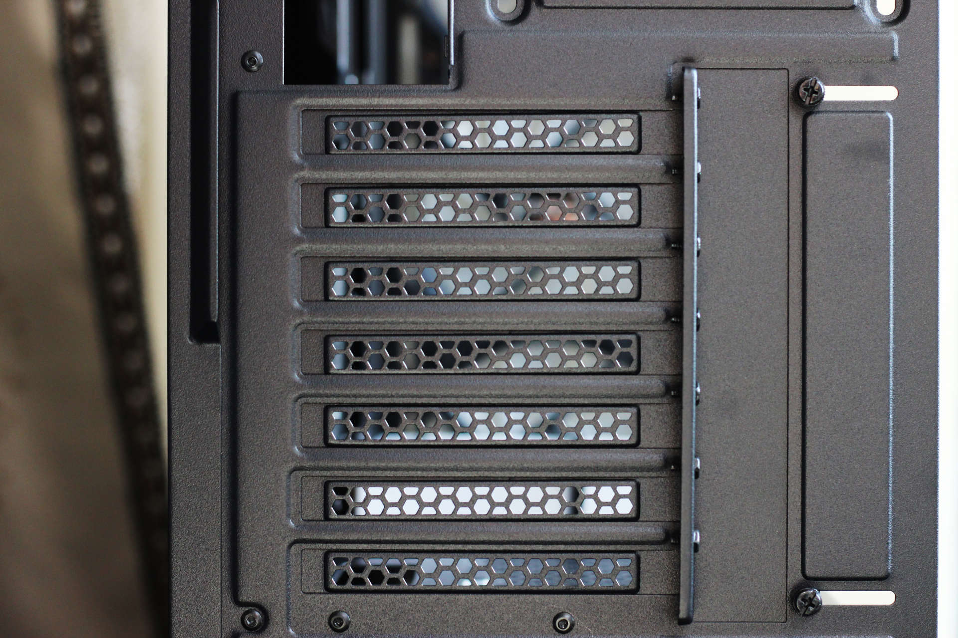 机箱通透，水冷好用，发光体聚集打造“光污染”