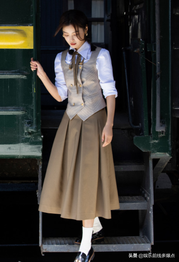 辛芷蕾的“下班照”火了，腿比电线杆还直，杨