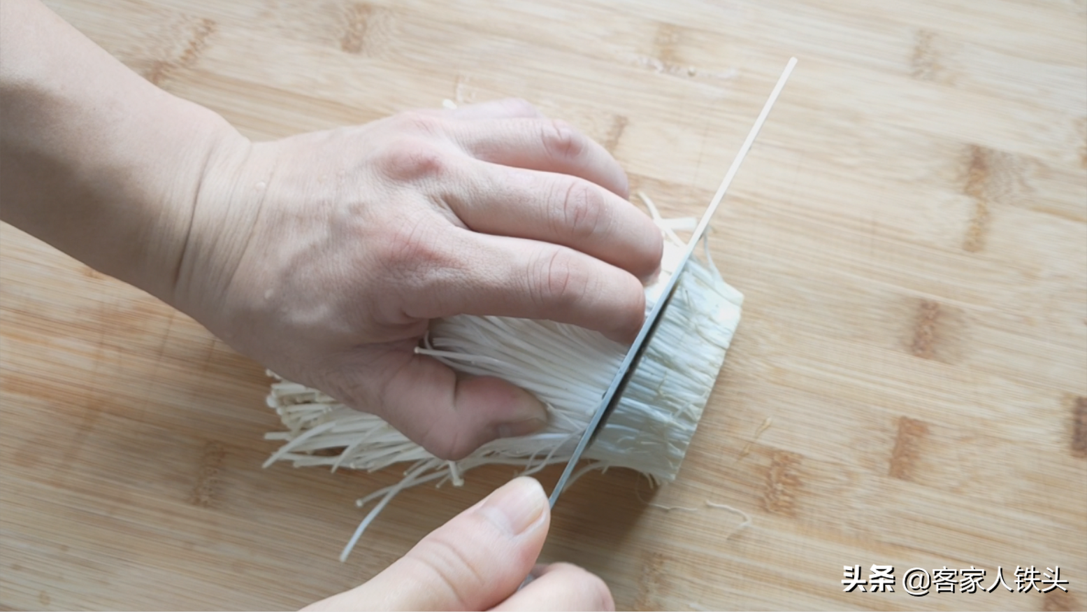 花甲这样做比炒的更好吃，加1把金针菇，6分钟出锅，吃完想舔盘