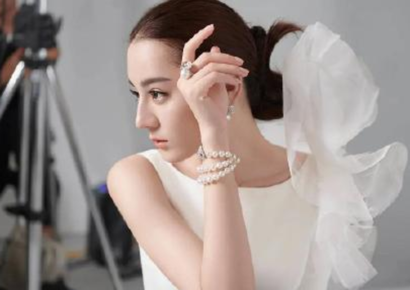 原来热巴穿婚纱这么美！全身肤色白得发光，“S”形身材A爆全场