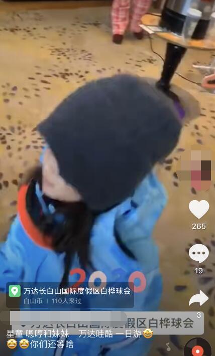 杜江一家游玩被偶遇，霍思燕手牵神秘小女孩，嗯哼抱玩具不撒手