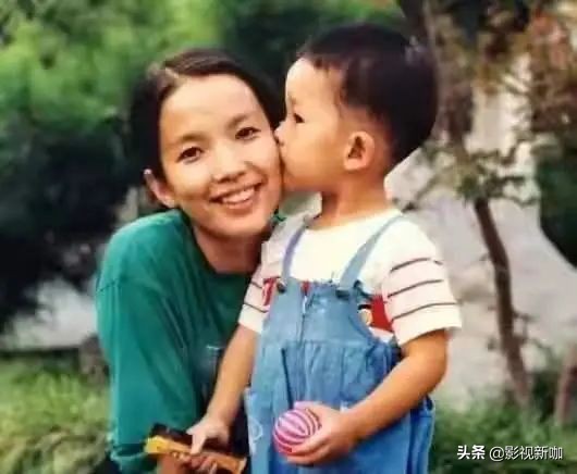 61岁吕丽萍给儿子理发，头发花白，33岁张博宇比父亲都显老