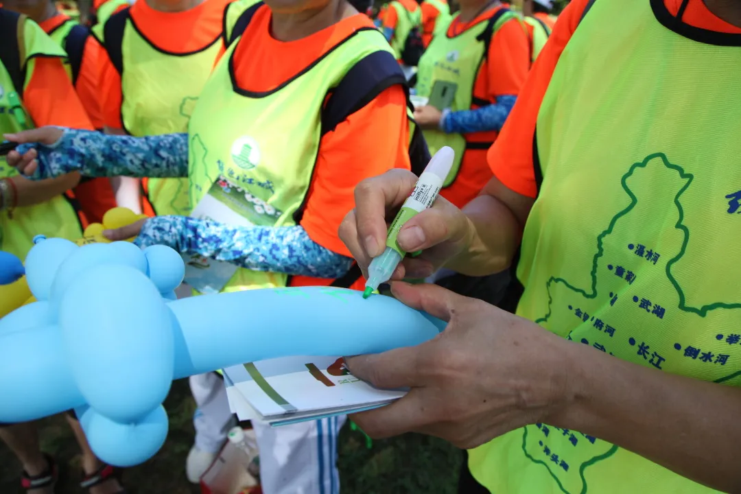 志愿者在气球上写下环保宣言