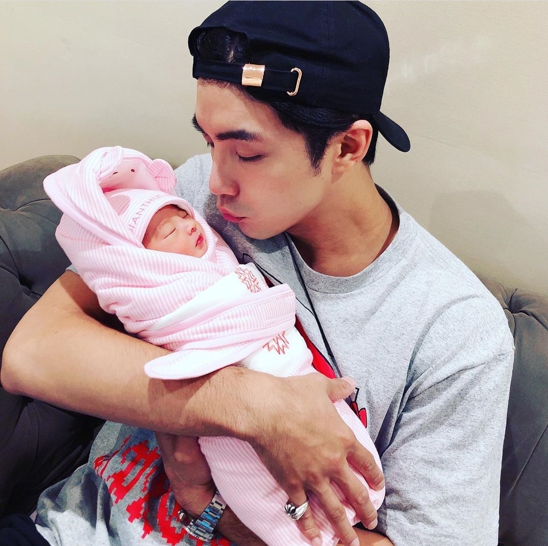 賀軍翔跪在地上為女兒拍照，美寶穿喇叭褲好時尚，鏡頭感十足