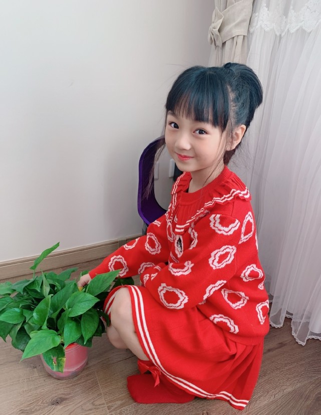 小山竹近照，放假了好心情擋不住，開心賣萌又美又可愛