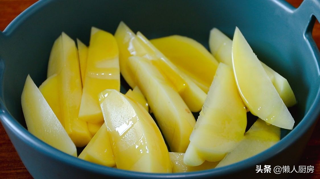 土豆不用炒，撒點辣椒面和燒烤粉，比炸著吃的省油，鹹香軟糯