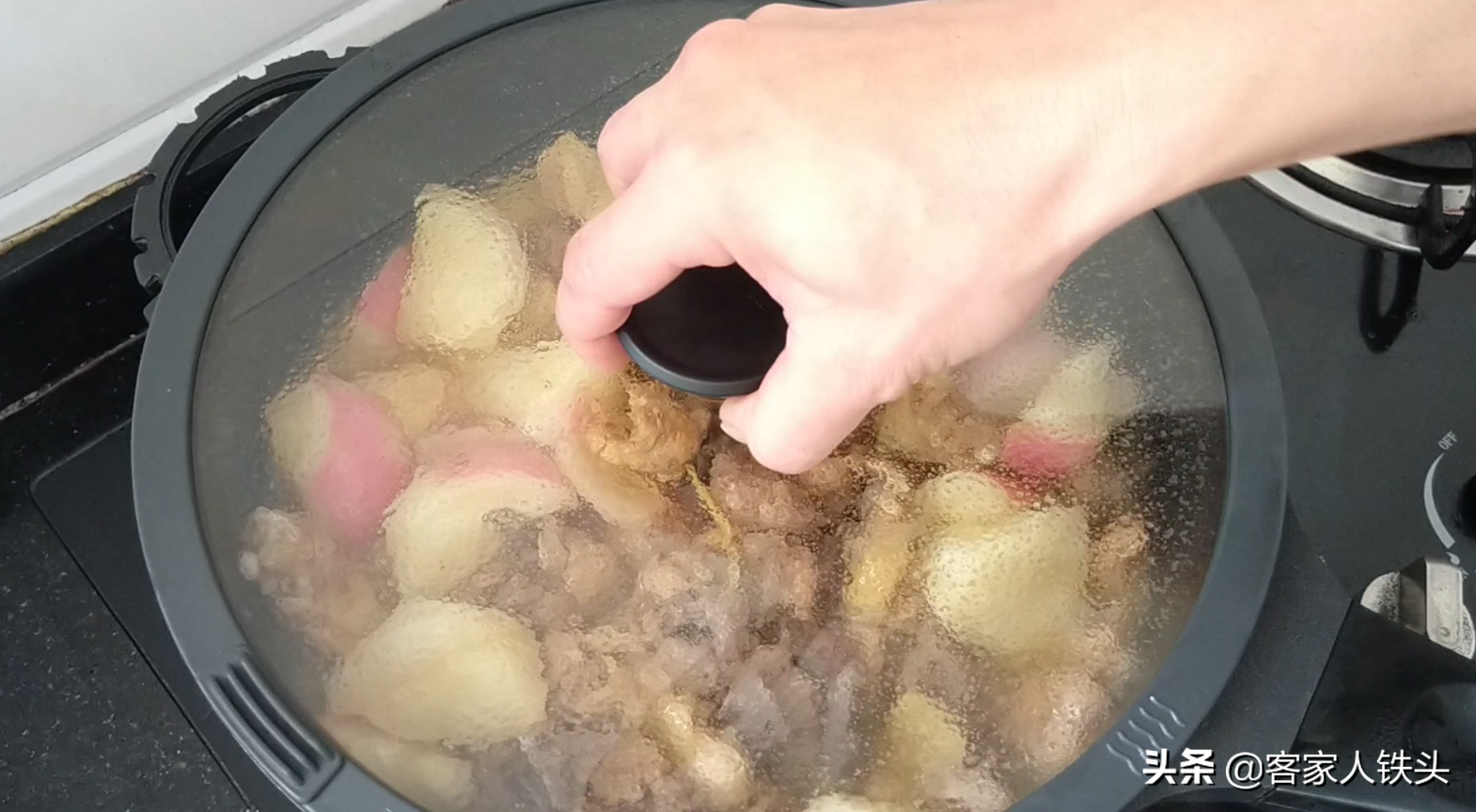 天冷多吃蘿蔔，3個蘿蔔加1對雞翅這樣做，香飄滿屋，汁都吃不剩