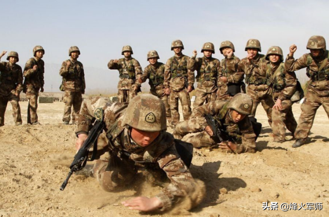 为什么中国士兵行进是单手拿枪？枪口向前，而
