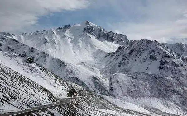 新疆旅游攻略，这8条路线，有生之年一定要去一次