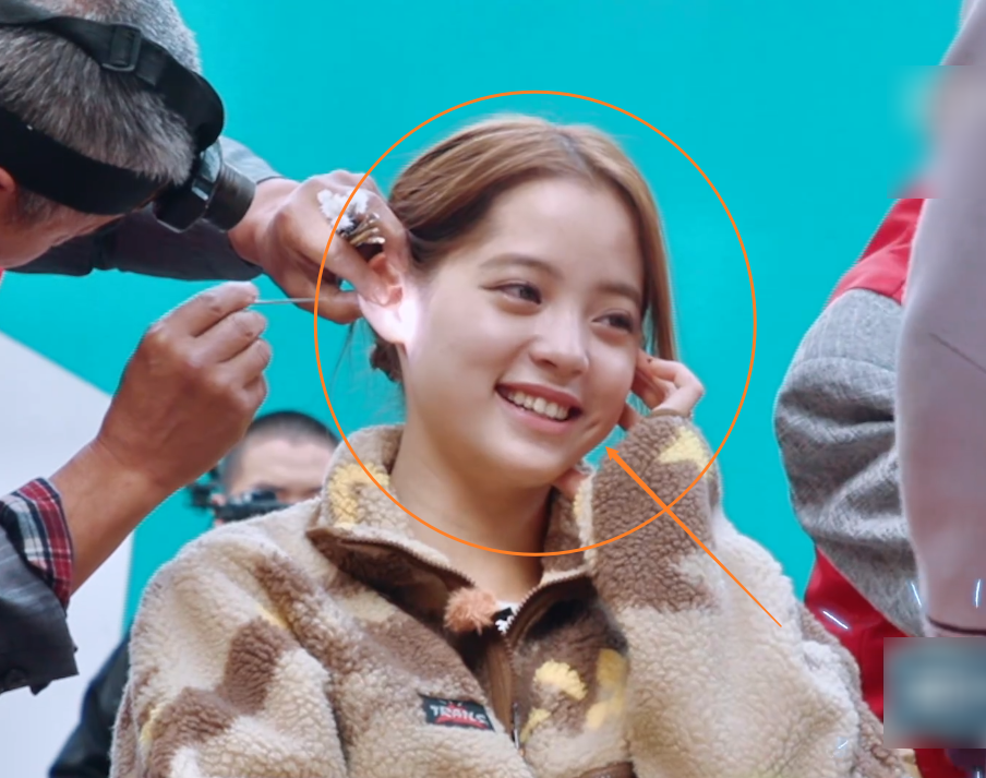 欧阳娜娜体验采耳，太舒服导致表情失控，挤出