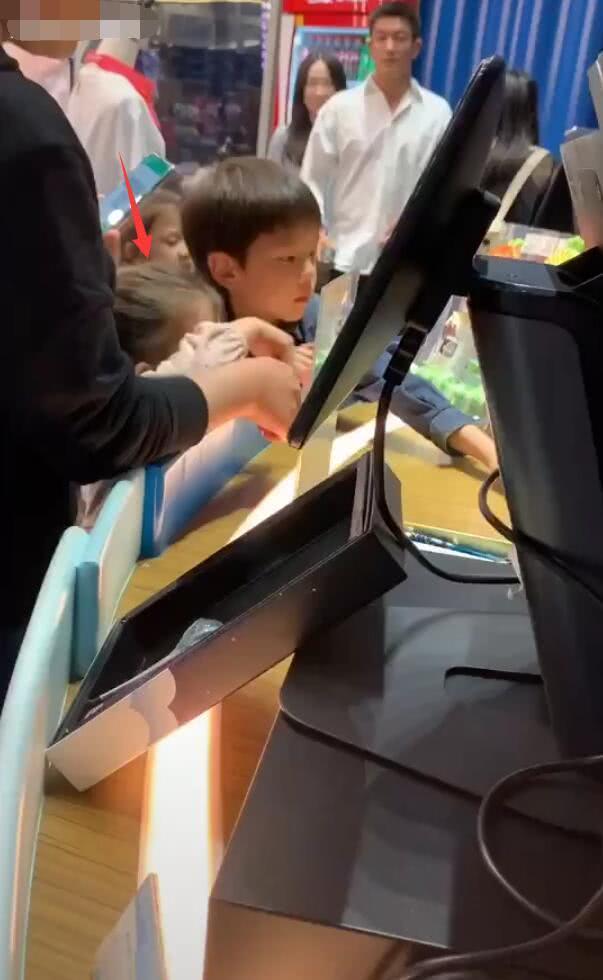 杜江一家游玩被偶遇，霍思燕手牵神秘小女孩，嗯哼抱玩具不撒手