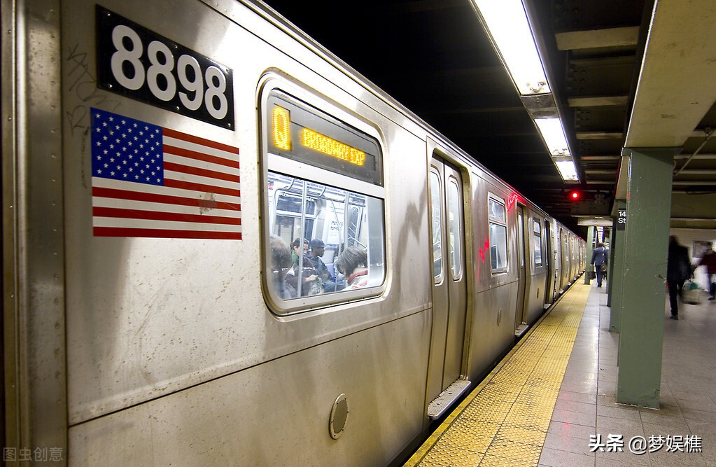 美國隨時坍塌的橋樑下，是開始癱瘓的美國基建，可資本只投資戰爭