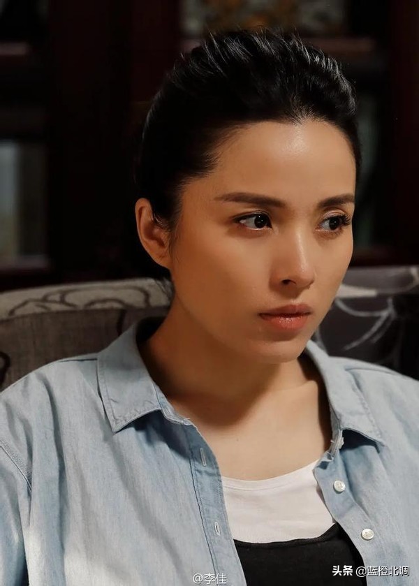 “妇女杀手”靳东的苦甜情史，和他背后的2个离