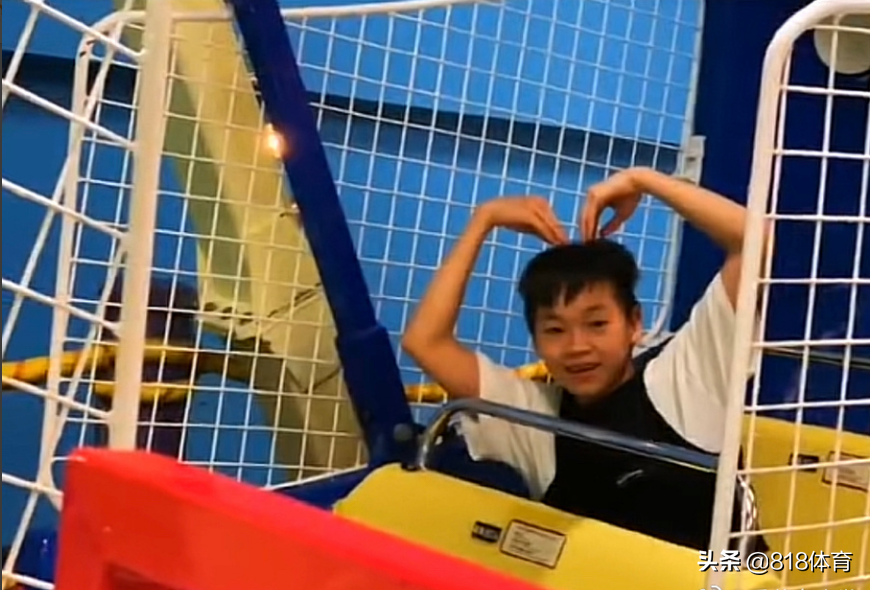 笑喷！全红婵上文化课被老师安排坐第一排，左手托腮神游太空