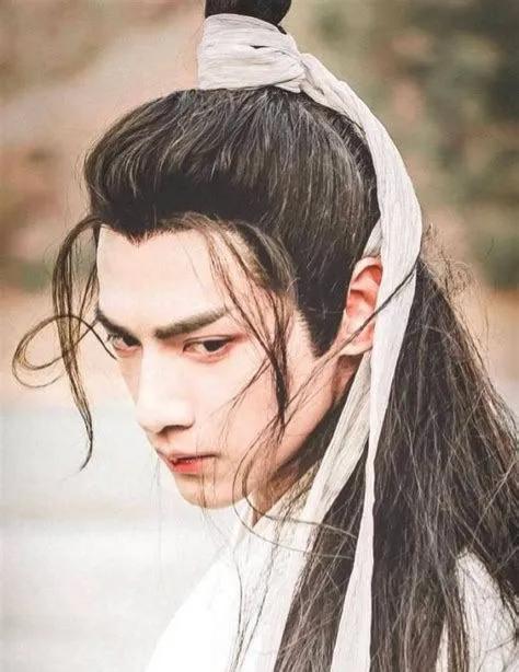 瘦成“纸片人”的5位明星，各有各的辛酸，混娱乐圈怎么那么难