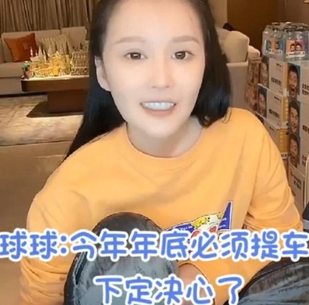 大女儿朴素似路人，小女儿称要买豪车，赵本山的子女为何大不同？